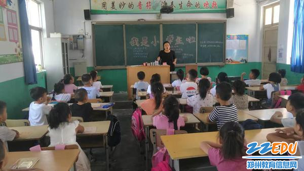 班主任牛惠娟老师对新生进行常规教育