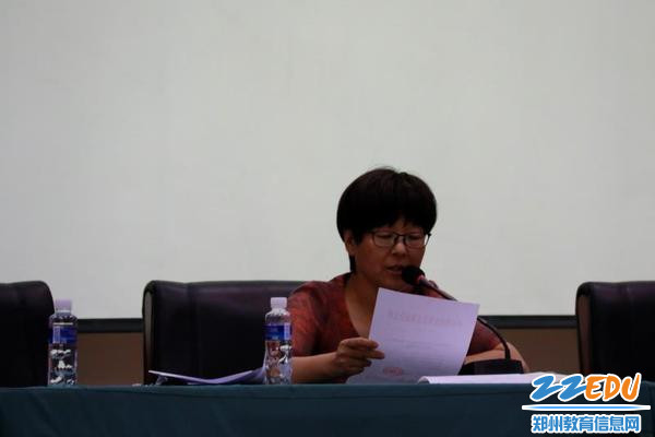 图片3：高中部教务主任刘新玲发言