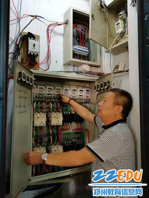 后勤人员进行日常安全隐患巡查11 后勤人员进行日常安全隐患巡查11