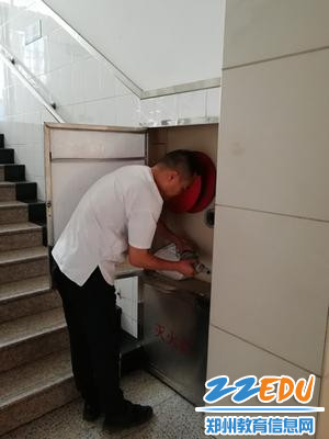 后勤人员进行日常安全隐患巡查12 后勤人员进行日常安全隐患巡查12