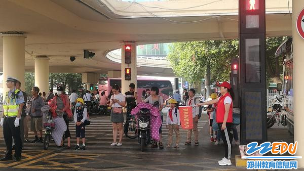 3.郑州八中教师文明交通岗志愿服务在行动2 - 副本 3.郑州八中教师文明交通岗志愿服务在行动2 - 副本
