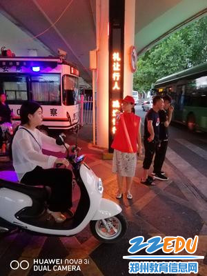 4.郑州八中教师文明交通岗志愿服务在行动 - 副本 4.郑州八中教师文明交通岗志愿服务在行动 - 副本