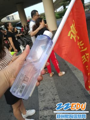 5.郑州八中的学生早晨上学,看见老师在文明交通执勤,感动得将自己的瓶装水送给老师喝 - 副本 5.郑州八中的学生早晨上学,看见老师在文明交通执勤,感动得将自己的瓶装水送给老师喝 - 副本
