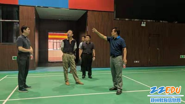2.郑州八中校长郅广武在向河南省教育工会领导一行介绍学校地下体育馆建设情况 2.郑州八中校长郅广武在向河南省教育工会领导一行介绍学校地下体育馆建设情况
