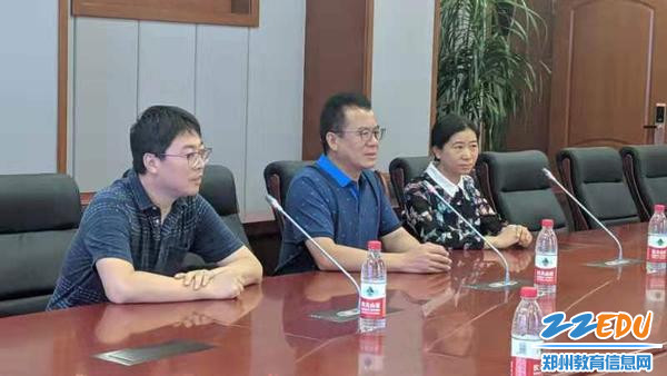 4.郑州八中校长郅广武在介绍学校发展、教育教学情况 4.郑州八中校长郅广武在介绍学校发展、教育教学情况