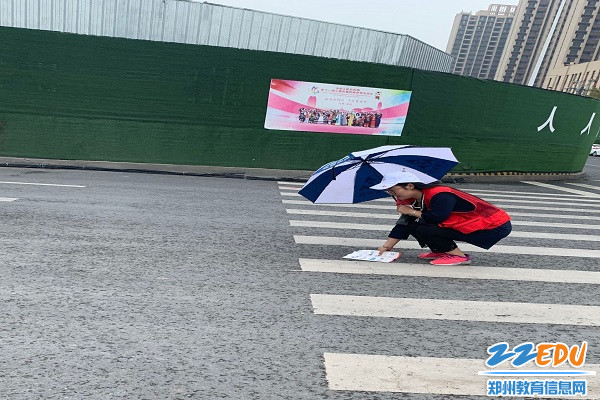 4.捡拾地面垃圾 4.捡拾地面垃圾