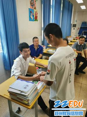 班主任细致入微的讲解,惹得学生心疼一片 班主任细致入微的讲解,惹得学生心疼一片