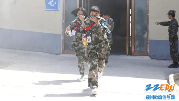 手捂口鼻,动作标准,开展消防演练 手捂口鼻,动作标准,开展消防演练