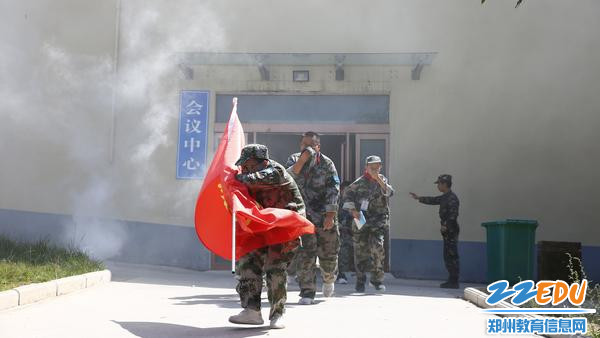 同学们快速逃离“火灾”现场 同学们快速逃离“火灾”现场