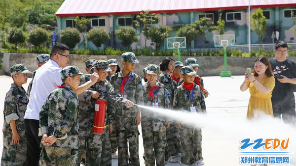 消防员示范如何正确使用灭火器 消防员示范如何正确使用灭火器