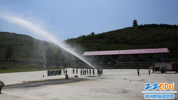 消防员示范水枪的正确使用方法 消防员示范水枪的正确使用方法