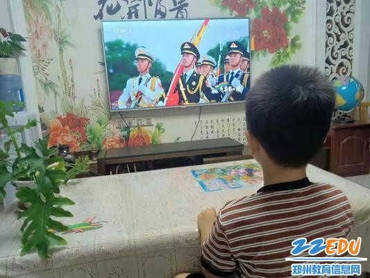 2019.9.1南阳小学学生在家收看开学第一课2_调整大小 2019.9.1南阳小学学生在家收看开学第一课2_调整大小