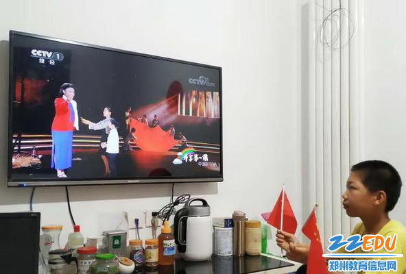 2019.9.1南阳小学学生在家收看开学第一课6_调整大小 2019.9.1南阳小学学生在家收看开学第一课6_调整大小