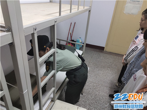 教官进行示范 教官进行示范