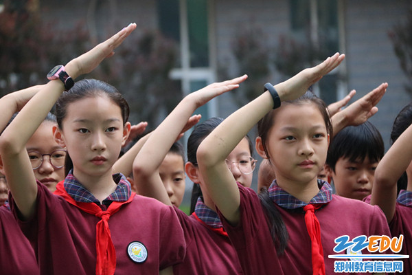 3.快看我标准的少先队礼 3.快看我标准的少先队礼