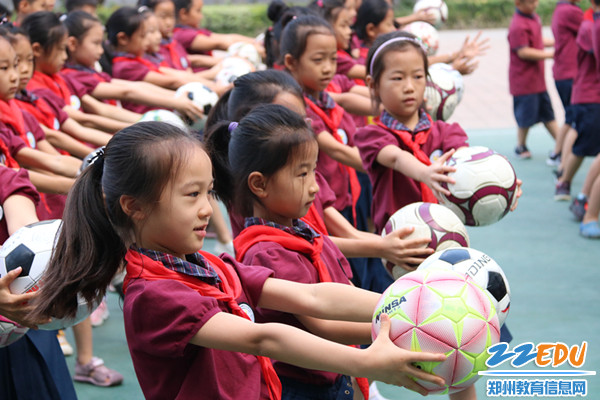 4.足球操展笑颜 4.足球操展笑颜