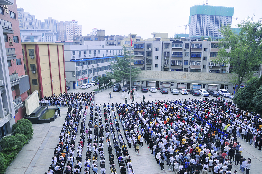 郑州市科技工业学校举行"拥抱新学期,成就新梦想"主题升旗仪式