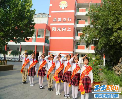 1.礼仪生为一年级新同学做好引导服务 1.礼仪生为一年级新同学做好引导服务