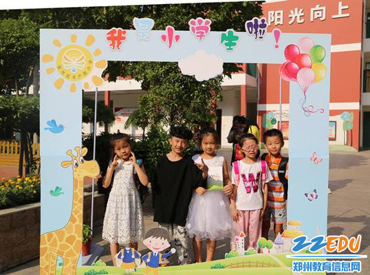 3.一年级小同学合影留念 3.一年级小同学合影留念