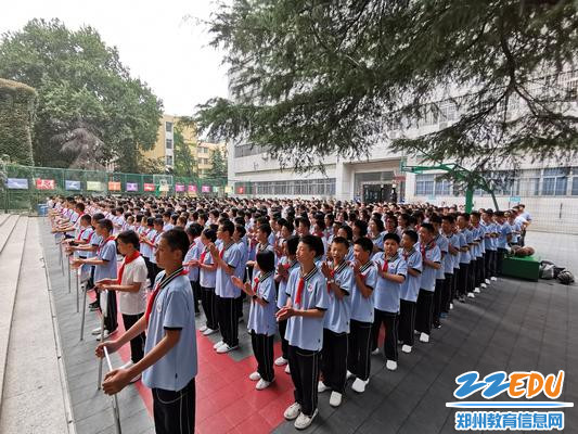 齐唱《义勇军进行曲》抒发爱国之情 齐唱《义勇军进行曲》抒发爱国之情