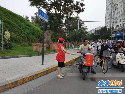 45中的“小红帽”们在路口执勤 45中的“小红帽”们在路口执勤