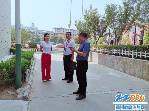 周果和两位督学交换意见 周果和两位督学交换意见