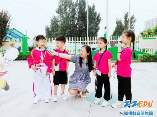 冯园长与幼儿亲密交谈_调整大小 冯园长与幼儿亲密交谈_调整大小