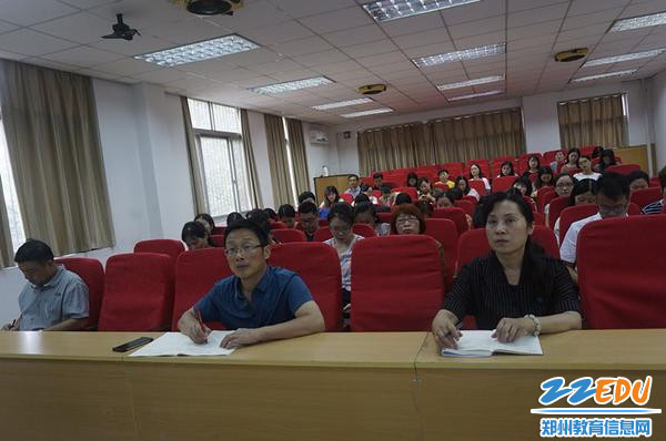 校领导和老师们认真倾听并记录_副本 校领导和老师们认真倾听并记录_副本