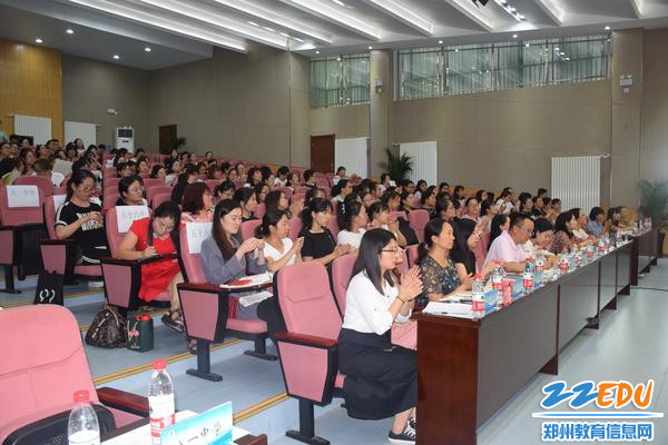 老师们认真聆听 老师们认真聆听