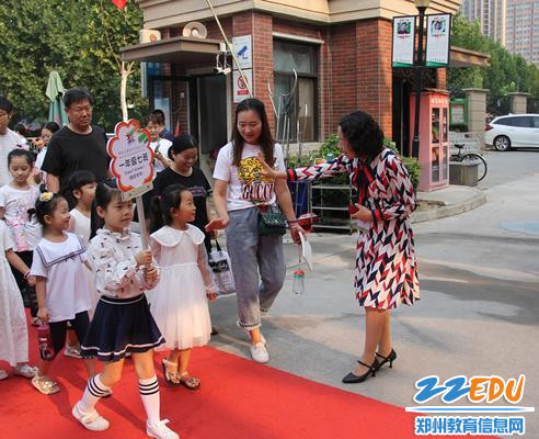 3.刘娜校长热情地欢迎孩子们入学 3.刘娜校长热情地欢迎孩子们入学