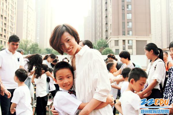 10.入学仪式上给妈妈一个大大的拥抱 10.入学仪式上给妈妈一个大大的拥抱