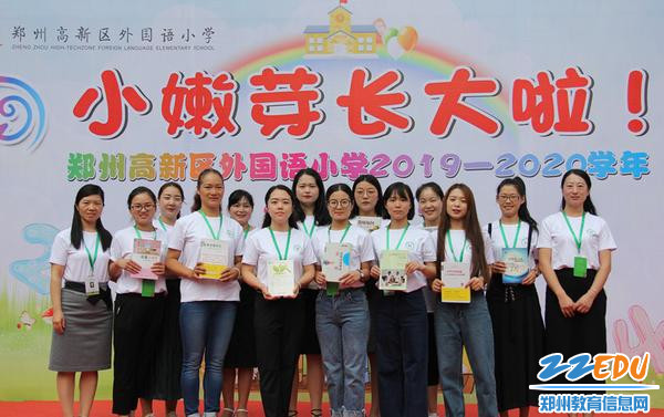 13.陈荷茹书记和韩辉副校长向一年级全体班主任赠书,构建书香校园 13.陈荷茹书记和韩辉副校长向一年级全体班主任赠书,构建书香校园