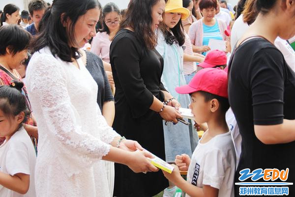 13。家长向孩子们赠书,构建书香家庭 13。家长向孩子们赠书,构建书香家庭