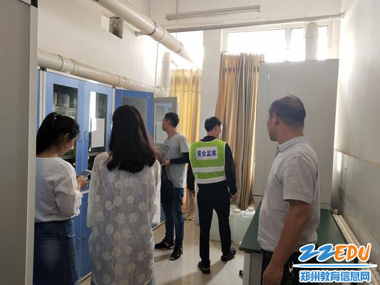 督导组对郑州高新区实验中学危化品进行检查 督导组对郑州高新区实验中学危化品进行检查