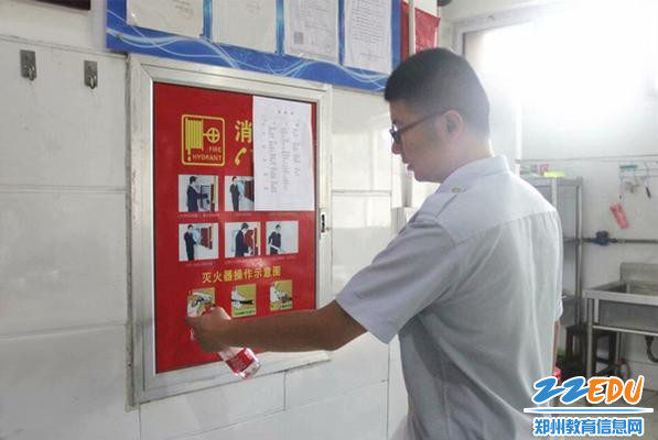 3.检查组查看消防器材 3.检查组查看消防器材