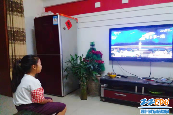 学生认真观看开学第一课 学生认真观看开学第一课