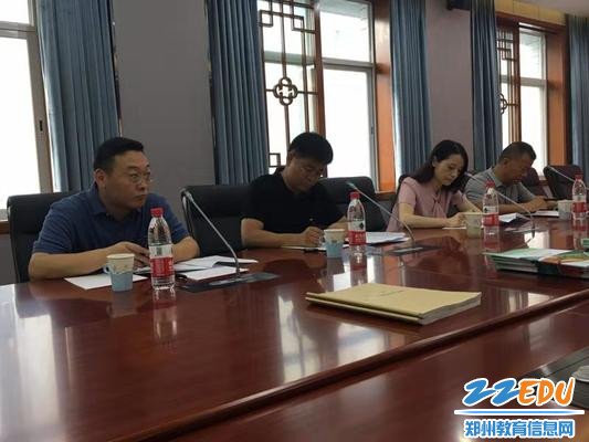 5-检查组领导听取汇报 5-检查组领导听取汇报