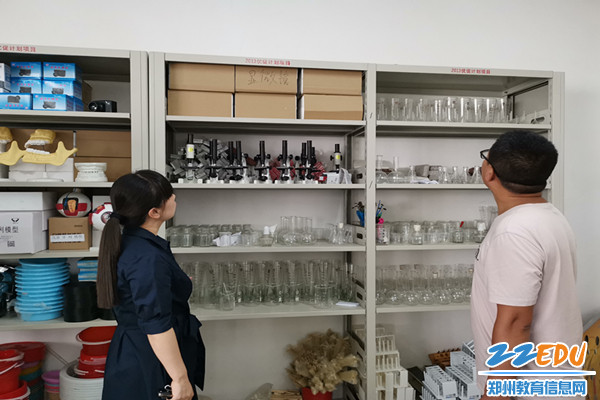 2.督导组对科学实验室进行安全检查 2.督导组对科学实验室进行安全检查