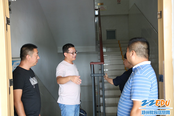 3.督导组对楼梯进行安全检查 3.督导组对楼梯进行安全检查