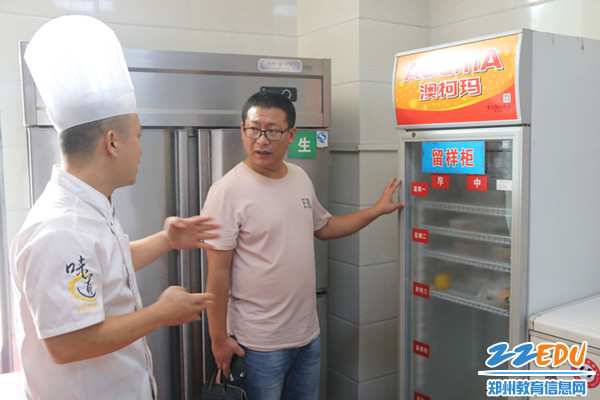 4.督导组对食堂安全工作进行检查 4.督导组对食堂安全工作进行检查