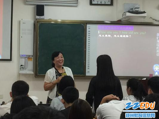 赵爱玲老师为同学们上英语课