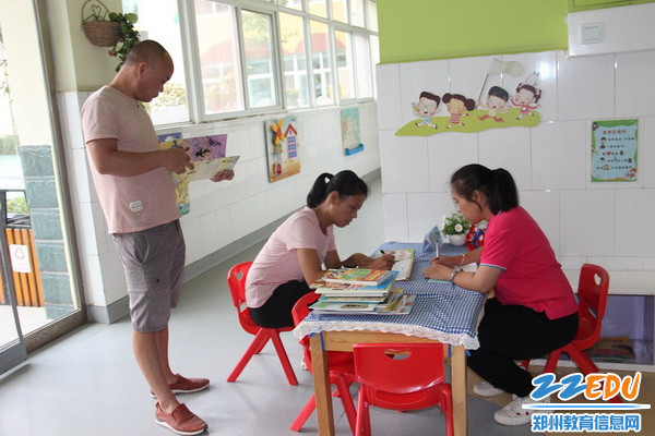 5、家长竟然有序的排队登记_调整大小 5、家长竟然有序的排队登记_调整大小