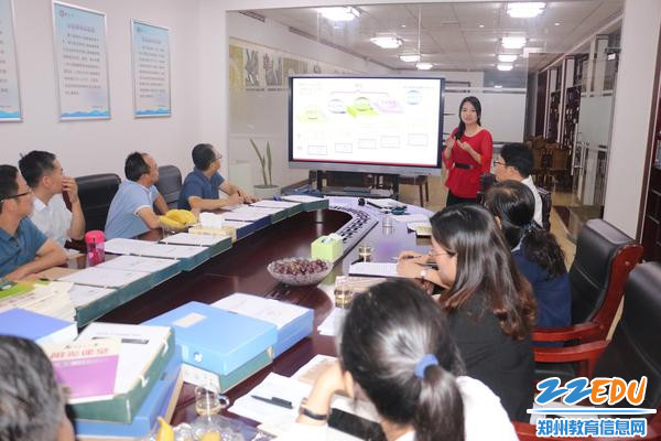 检查组一行听取郑州八中宋冬云老师的汇报 检查组一行听取郑州八中宋冬云老师的汇报