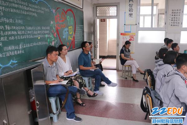 检查组一行走进课堂 检查组一行走进课堂