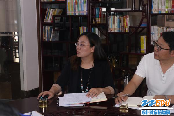 郑州八中教科室主任助理任素萍进行相关汇报 郑州八中教科室主任助理任素萍进行相关汇报