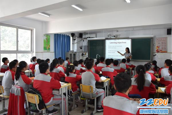 卢社红教师展示一堂生动的英语课