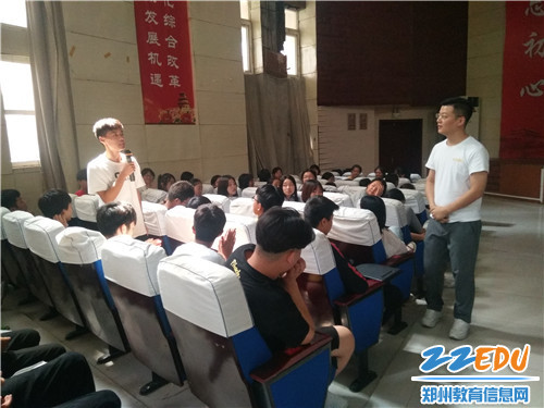 电商部同学和赵克隆老师互动 电商部同学和赵克隆老师互动