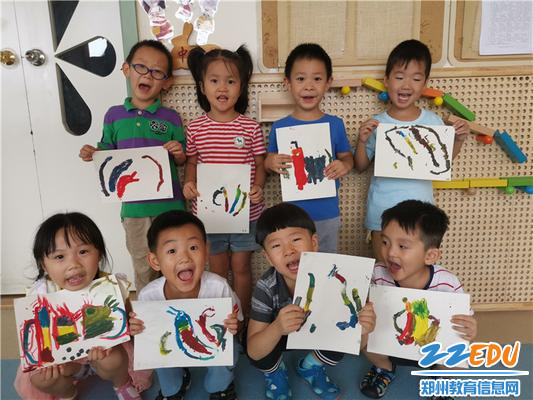 5.孩子们用自己的五彩画笔，绘制“会徽”