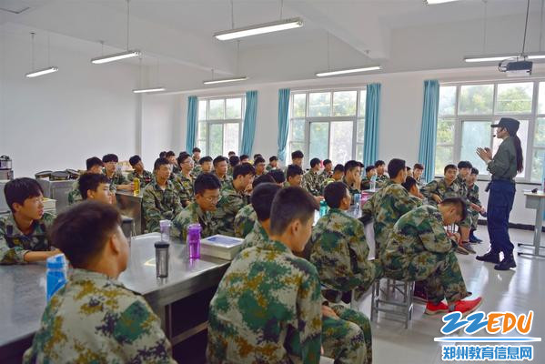 2明朗的教室中，教官为同学们讲述革命先烈们的故事