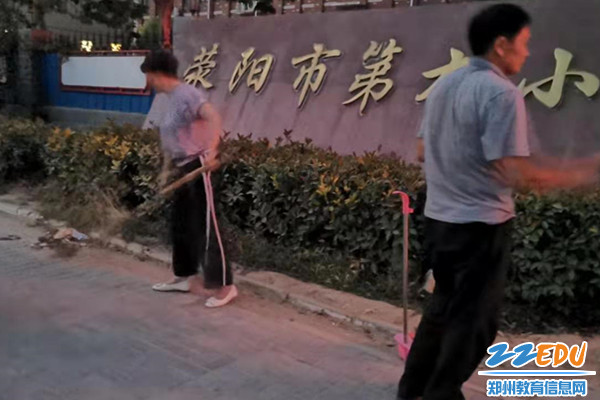 领导教师学生一起打扫卫生 (2) 领导教师学生一起打扫卫生 (2)